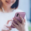 Roar Amber tok iPhone 15 Pro, lila